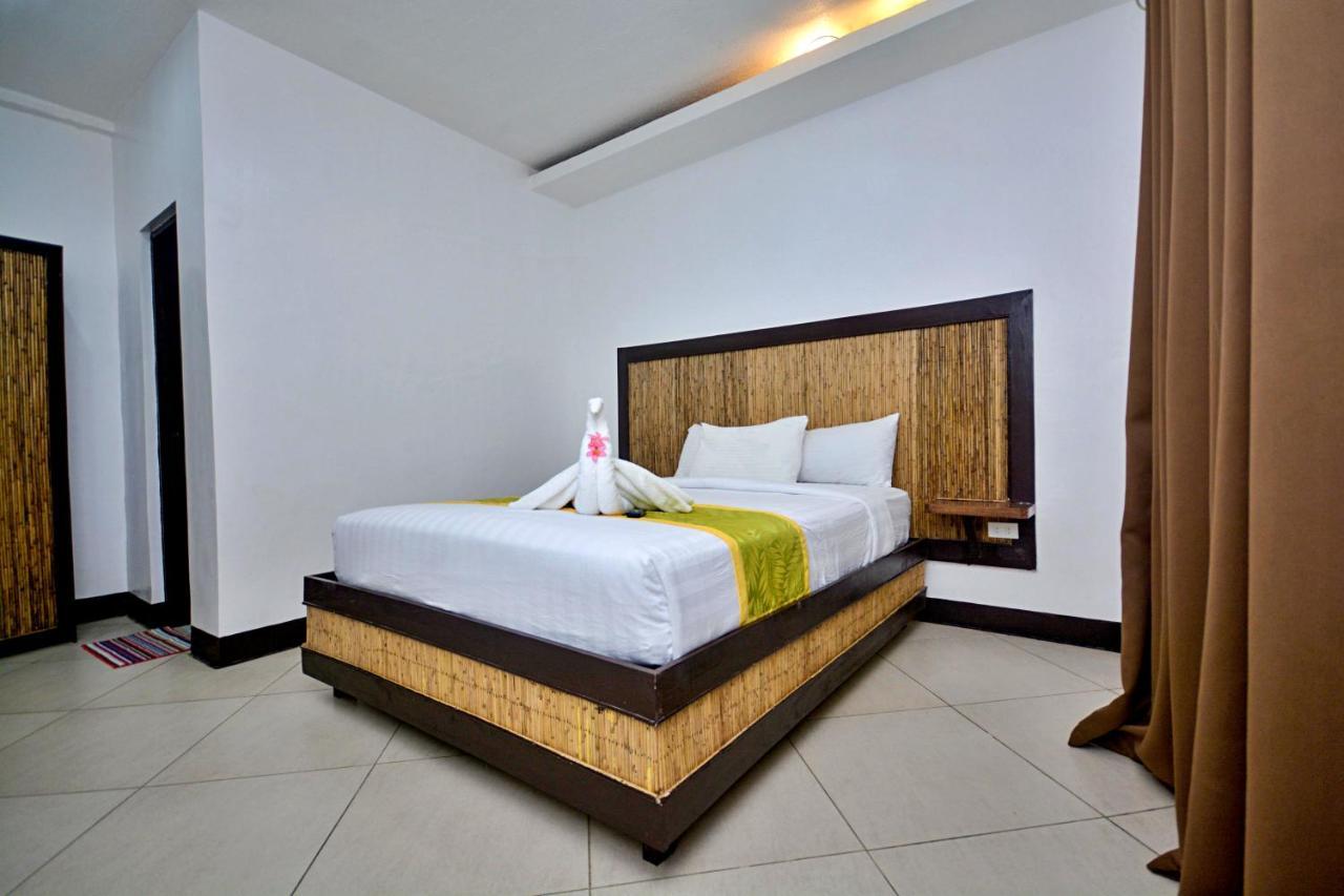 Bamboo Beach Resort & Restaurant Manoc-Manoc Exteriör bild